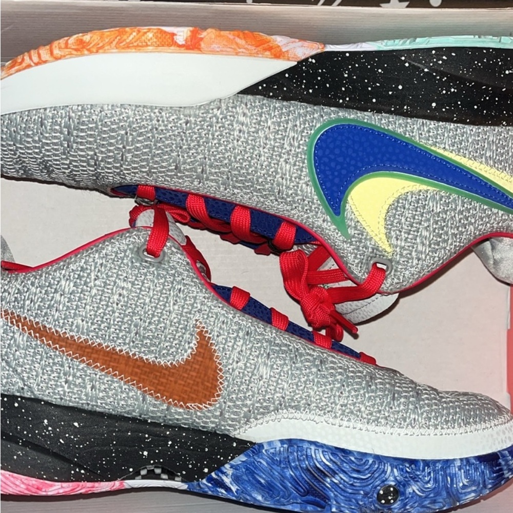 NIKE LeBron XX Light Silver/Hyper Royal
Argent Clair/Royal Hyper